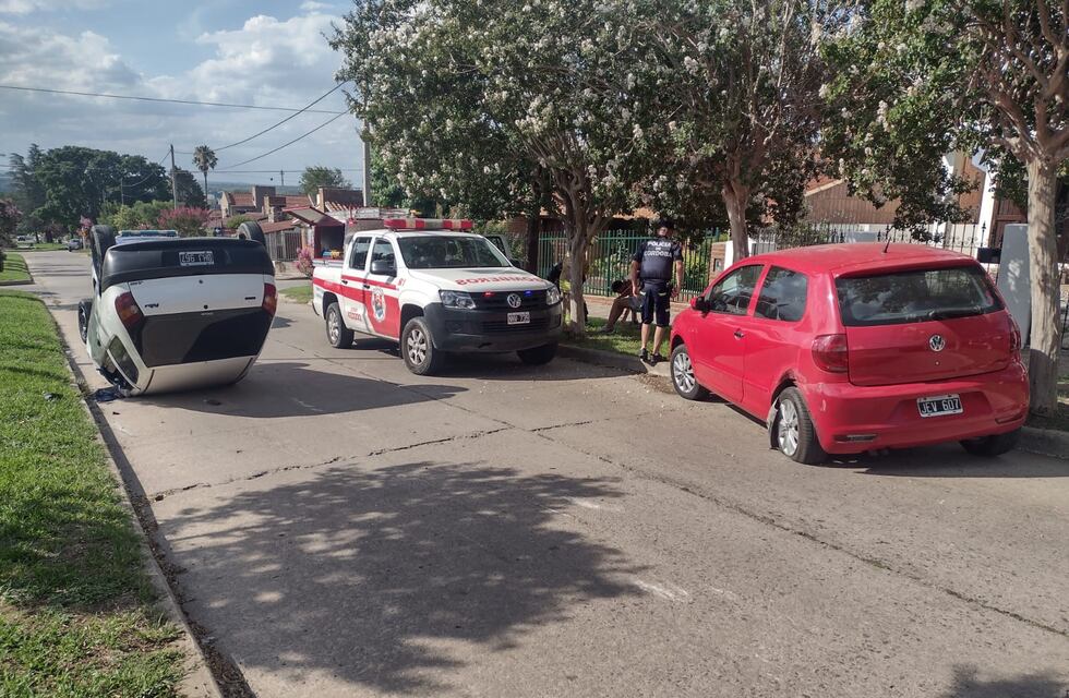 Carlos Paz: chocó contra un auto estacionado y terminó dando un vuelco completo
