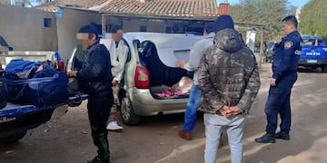 Encontraron a una niña viajando en el baúl de un auto.
