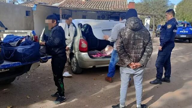 Encontraron a una niña viajando en el baúl de un auto.