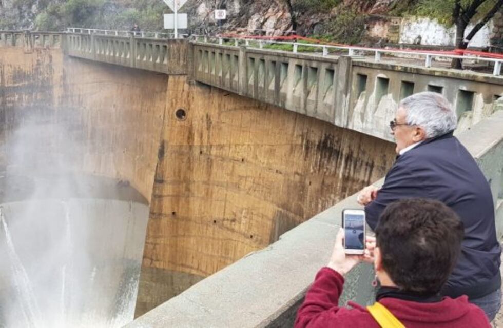 Dique San Roque: se superó el nivel del embudo, pero no hay todavía "cola de novia"
