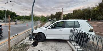 Un auto quedó al borde del canal Cacique Guaymallén