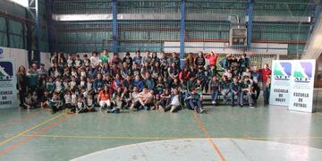 Ambas escuelas, tanto de voley como de fútbol, juntas\u002E