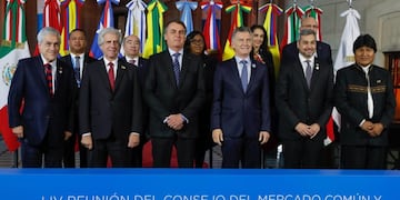 AME7174\u002E SANTA FE (ARGENTINA), 17/07/2019\u002E- Desde la izquierda, los presidentes Sebastián Piñera de Chile, Tabaré Vázquez de Uruguay, Jair Bolsonaro de Brasil, Maurico Macri de Argentina, Mario Abdo Benitez de Paraguay y Evo Morales de Bolivia posan para una fotografía este miércoles durante la cumbre del Mercosur en Santa Fe (Argentina)\u002E Los presidentes del Mercosur iniciaron su cumbre semestral en la que celebrarán el histórico acuerdo comercial con la Unión Europea (UE) y buscarán dar impulso al proceso integrador\u002E EFE/ Juan Ignacio Roncoroni