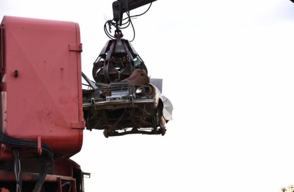 Ushuaia colabora con Tolhuin en la compactación de chatarra