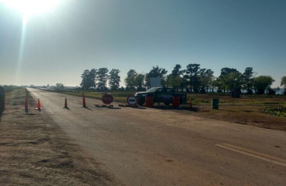 El agua de la laguna obligó a cortar la Ruta Provincial 90 en Melincué