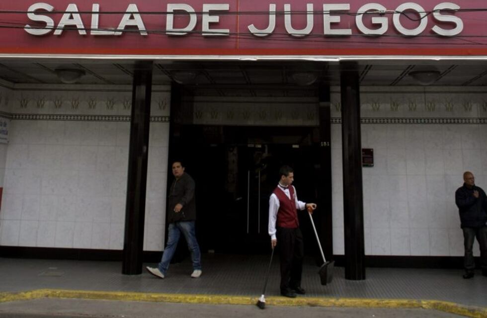 La AFIP allanó bingos y universidades en busca de una red que utilizaba facturas "truchas"