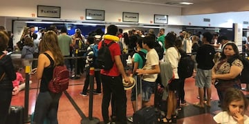 Pasajeros a la espera de una solución (Vía Salta)