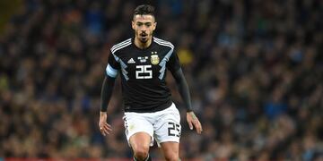 Manuel Lanzini se pierde el Mundial de Rusia por lesión\u002E / AFP PHOTO / Oli SCARFF