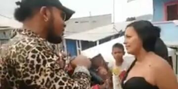 Un cantante le dedicó un romántico tema a una mujer (Web)