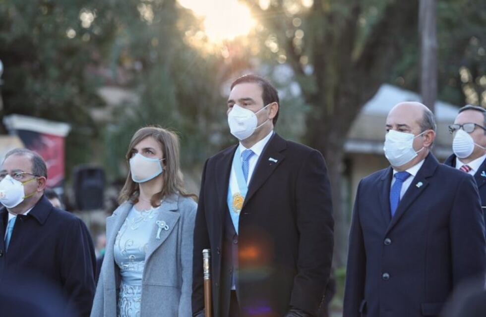 Actos oficiales con barbijos y distanciamiento social