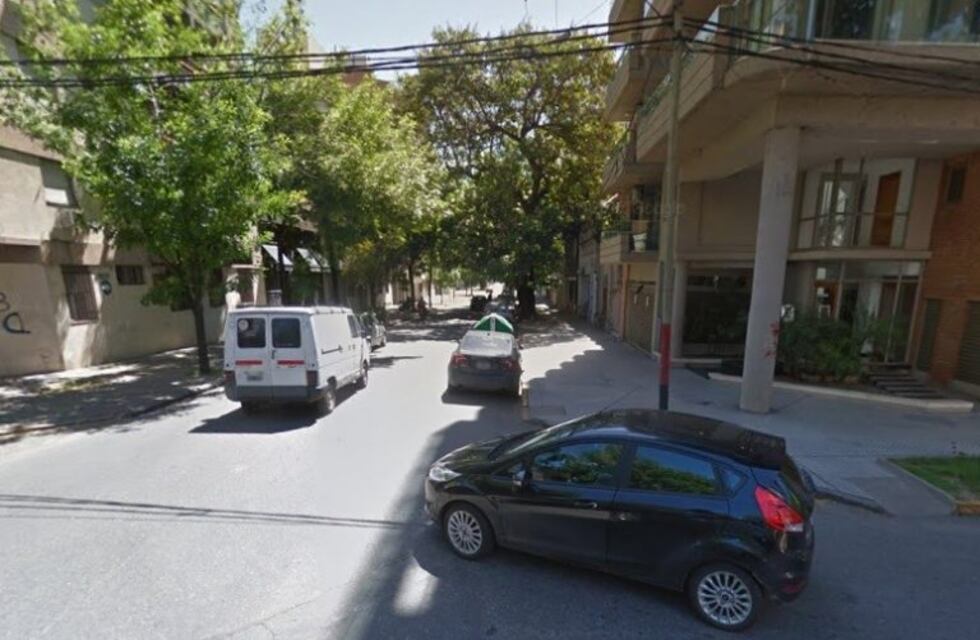 Una anciana llamó al 911 y se salvó de un ladrón que intentaba entrar a su casa de noche