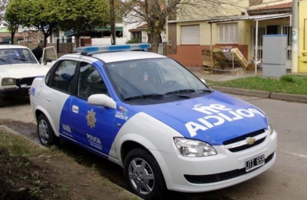 Le roban a una docente en Frontera