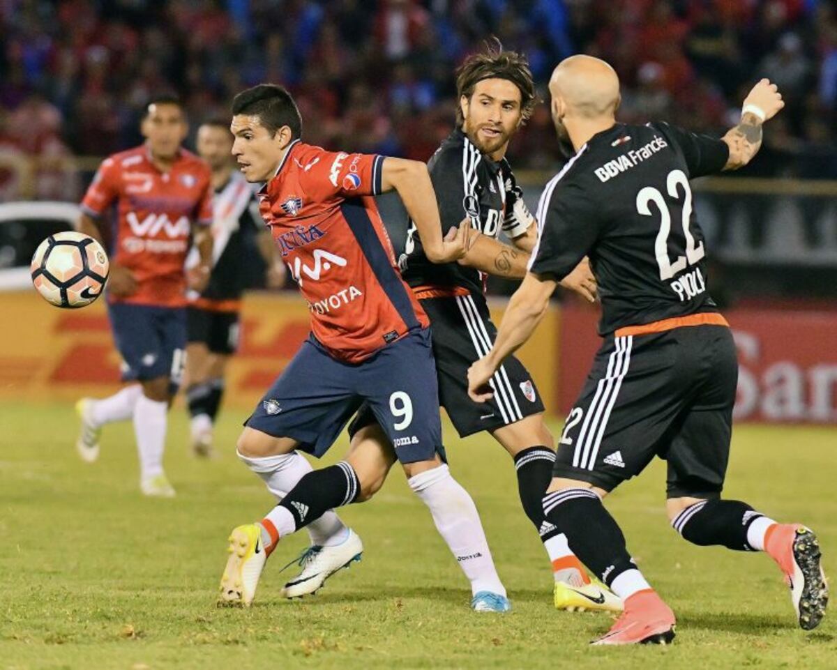 BOL07\u002E COCHABAMBA (BOLIVIA), 14/09/2017\u002E- Cristian Chávez (i) del Wilstermann de Bolivia disputa un balón ante Javier Pinola (d) del River Plate de Argentina hoy, jueves 14 de septiembre del 2017, durante el partido de la Copa Libertadores, entre Wilstermann y River Plate, en el estadio Félix Capriles, de Cochabamba (Bolivia)\u002E EFE/JORGE ABREGO\r\n\r\n bolivia cochabamba Javier Pinola futbol copa libertadores 2017 futbolistas partido Wilstermann vs river plate