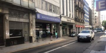 Las entidades volvieron a recibir clientes hace casi un mes\u002E (@labancariaok)