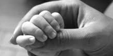 Una profesora de 23 años y un alumno de 14 se enamoraron, formalizaron su relación y tuvieron una hija\u002E Toda una historia\u002E