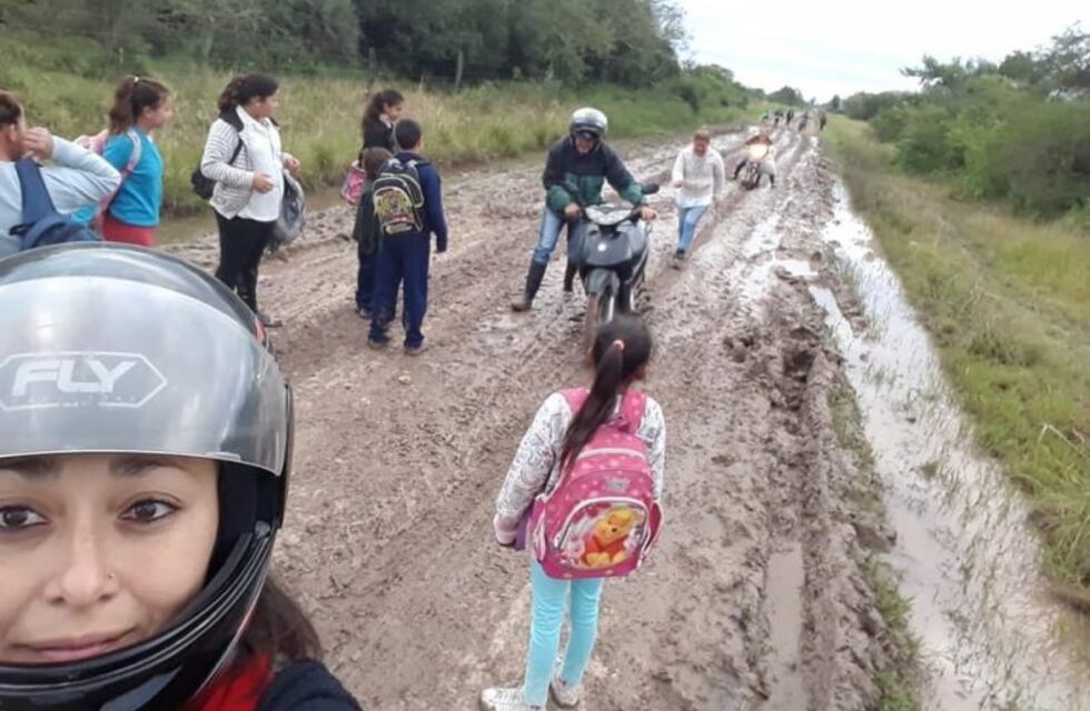 Amenazaron con sumariar al director de la escuela en la que los maestros caminan 14 km para dar clases