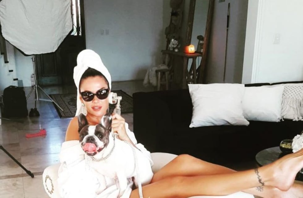 Karina Jelinek posó desde la cama y desafió a la censura de Instagram