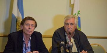 Conferencia de prensa\u002E Ramón Zarrabeitia a la izquierda y Edgar Medina