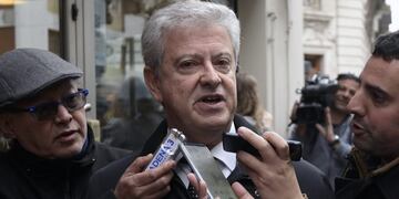 comienzan los allanamientos a las propiedades de la expresidenta en el marco de la investigacion por las coimas de las obras publicas y cuadernos k kirchneristas\r\n\r\nThe lawyer of former Argentine President and current senator Cristina Fernandez de Kirchner, Carlos Beraldi, speaks to the press as the Federal Police raids one of her properties as part of the so-called corruption notebooks case, in Recoleta neighbourhood, Buenos Aires, on August 23, 2018\u002E - The move came after judge Claudio Bonadio successfully petitioned the Senate on Wednesday to partially lift Kirchner's parliamentary immunity so her three residences could be searched for evidence of multi-million dollar bribes paid by businessmen in exchange for public works contracts during her administration\u002E As a senator, Kirchner enjoys congressional immunity from imprisonment, though not prosecution\u002E (Photo by Juan MABROMATA / AFP) buenos aires Carlos Beraldi allanamiento a la casa ex presidenta en recoleta comienzo de los allanamientos viviendas expresidenta investigacion causa de los cuadernos de las coimas