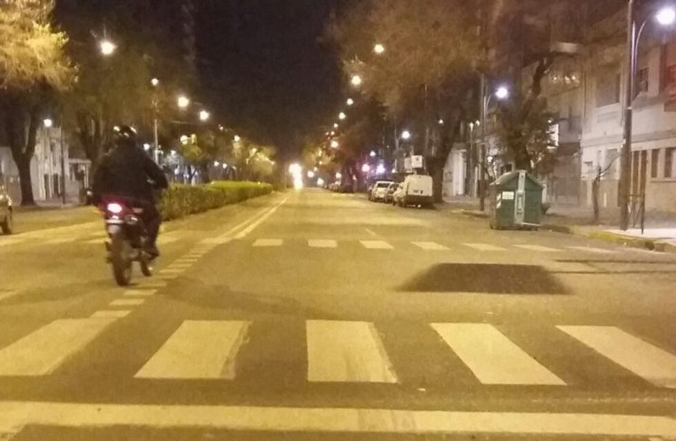 El conductor detenido por atropellar en moto a una mujer en Pellegrini iba a más de 80 km/h