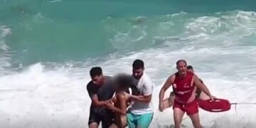 Rescataron a un niño del mar en Italia (Web)