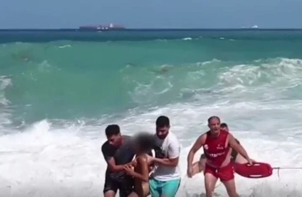 Italia: un grupo de hombres rescató del mar a un niño que estaba a punto de ahogarse