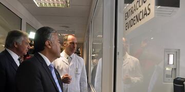 El doctor Miguel Marino, encargado del Laboratorio de Genética Forense, le explica al gobernador Alfredo Cornejo, cómo funciona el sistema\u002E