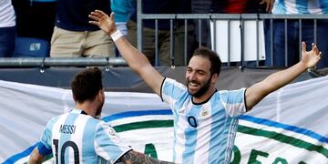 festejo de gol Jun 18, 2016; Foxborough, MA, USA; Argentina midfielder Lionel Messi (10) congratulates forward Gonzalo Higuain (9) after he scored his second goal of the game against the Venezuela during the first half of quarter-final play in the 2016 Copa America Centenario soccer tournament at Gillette Stadium\u002E Mandatory Credit: Winslow Townson-USA TODAY Sports boston eeuu lionel messi gonzalo higuain futbol copa america centenario futbol futbolistas seleccion argentina venezuela