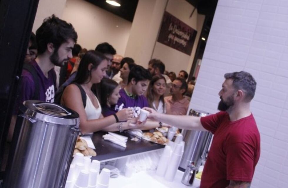 Cortaron las cintas del sexto comedor universitario de la UNR, esta vez en el área central