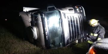 Bomberos Voluntarios de Oncativo y ciudades cercanas trabajaron en la zona del accidente\u002E