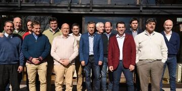 Alfredo Cornejo junto a los Intendentes\u002E