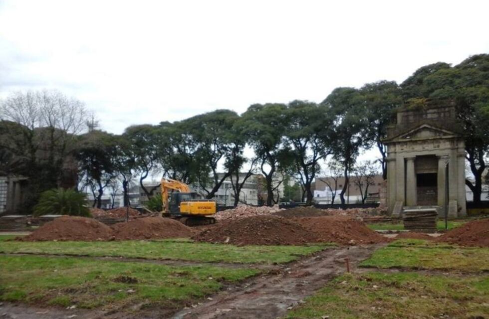 Vecinos denuncian restos humanos en la plaza que se construye sobre el cementerio de Chacarita