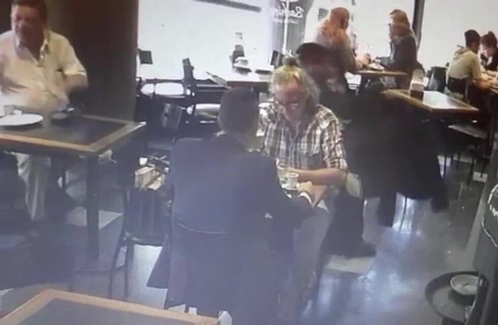 DJ rosarino reaccionó cuando le iban a robar en un bar y todo fue grabado