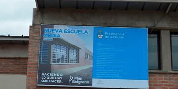 Cartel de obra del edificio para la escuela del barrio Nueva Ciudad de Perico