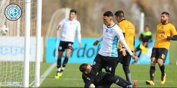 El capitán celeste en acción, en el amistoso contra Mitre\u002E Le dijeron no a la oferta de San Lorenzo\u002E