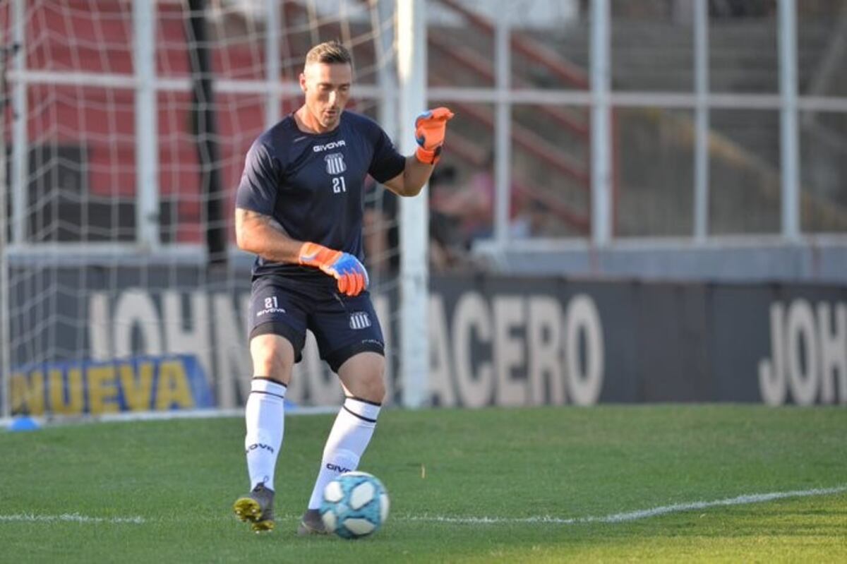 Mauricio Caranta poco pudo hacer ante un Gabriel Avalos que cabeceó solo para hundir la red al minuto\u002E