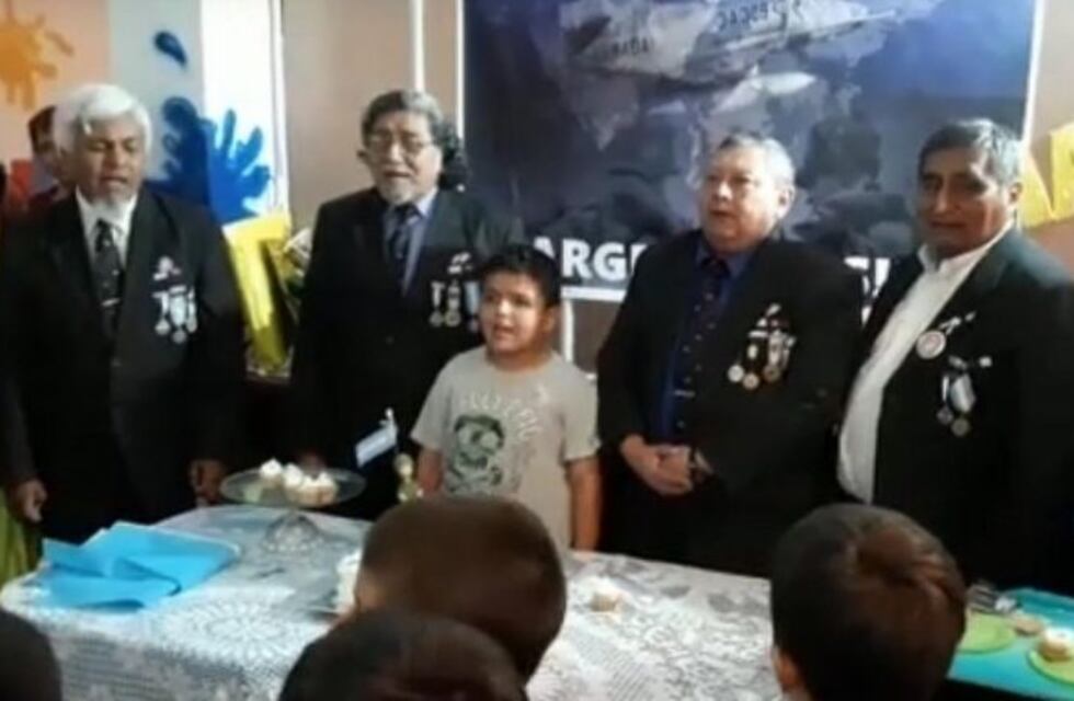 Festejó sus 8 años con un cumple inspirado en Malvinas y lo sorprendieron veteranos