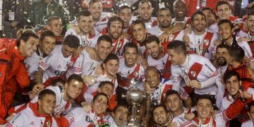 Argentina's River Plate players and staff pose with the trophy while they celebrate winning the the Copa Libertadores final soccer match against Mexico's Tigres in Buenos Aires, Argentina, Thursday, Aug\u002E 6, 2015\u002E River defeated Tigres 3-0 and became the tournament champions\u002E (AP Photo/Santiago Filipuzzi) buenos aires futbol Copa Libertadores 2015 futbol futbolistas festejo trofeo futbolistas festejo river campeon