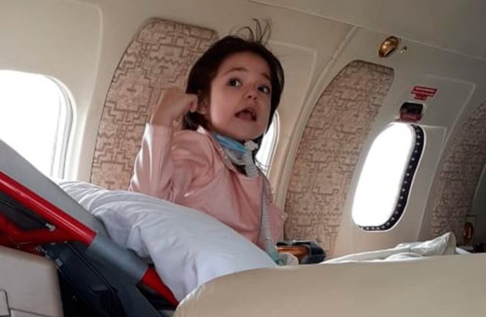 Después de 3 años logró regresar a su hogar en avión sanitario