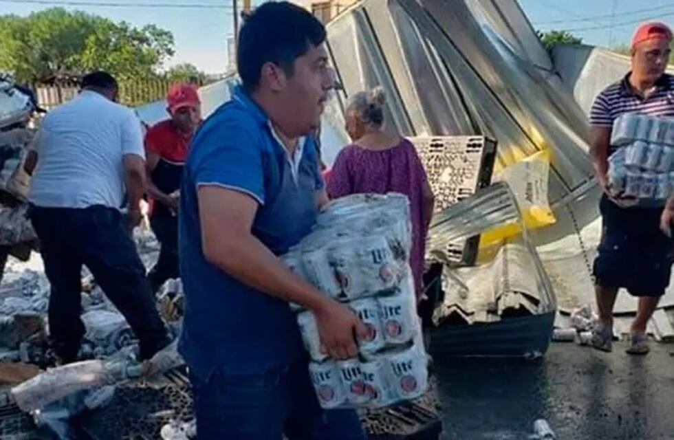 México: volcó un camión con cervezas y los vecinos saquearon la carga