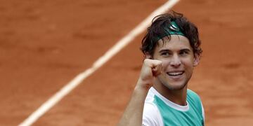 FR02 PARIS (FRANCIA) 7/6/2017 El austriaco Dominic Thiem celebra tras vencer al serbio Novak Djokovic en partido de cuartos de final de Roland Garros hoy, 7 de junio de 2017, en Paris, Francia\u002E EFE/ETIENNE LAURENT