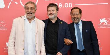 Argentinian director Gaston Duprat (C) with Argentinian actors Guillermo Francella (R) and Luis Brandoni (L) pose during a photocall for 'Mi Obra Maestra' at the 75th annual Venice International Film Festival, in Venice, Italy, 30 August 2018\u002E The movie is presented out of competition at the festival running from 29 August to 08 September\u002E ANSA/ETTORE FERRARI