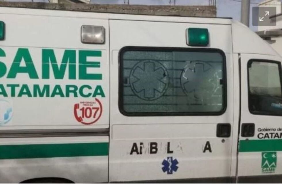 Un motociclista impactó contra un auto estacionado y resultó herido