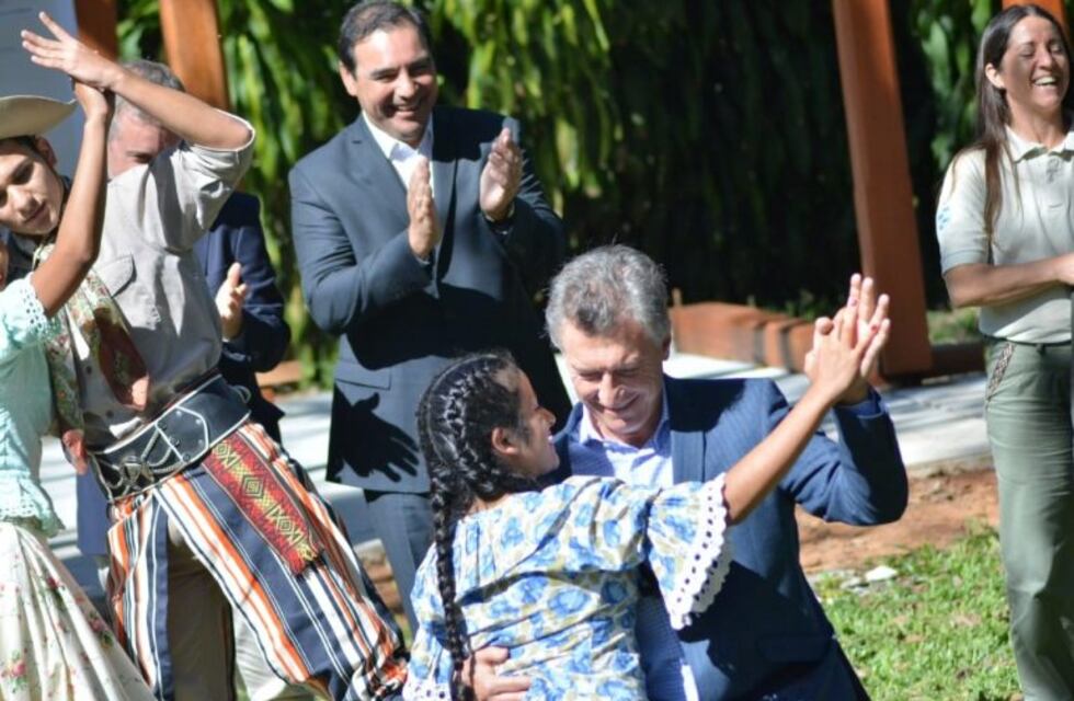 El Presidente se animó a bailar chamamé en su visita a Corrientes