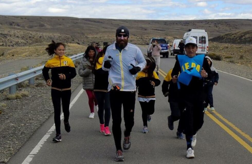 El maratonista que une América en pos del lenguaje de señas llega a Mendoza