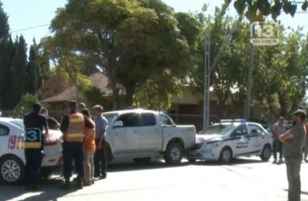 Un ex comisario se atrincheró con su arma en una camioneta