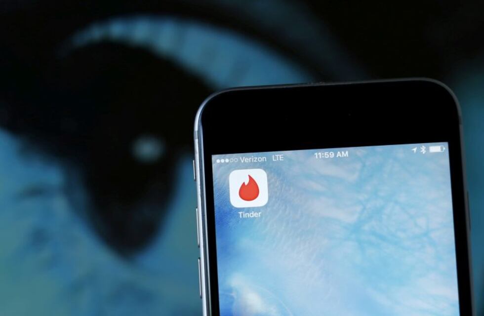 Acusan a Tinder y otras apps de citas de hacer "match" con robots para cobrar servicio premium
