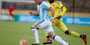 QUI17. QUITO (ECUADOR), 02/02/2017.- El jugador colombiano Harold Balanta (d) marca al argentino Lautaro Martu00ednez (i) hoy, jueves 2 de febrero de 2017, durante un partido entre Argentina y Colombia por el Sudamericano Sub'20 Ecuador 2017, en el estadio At