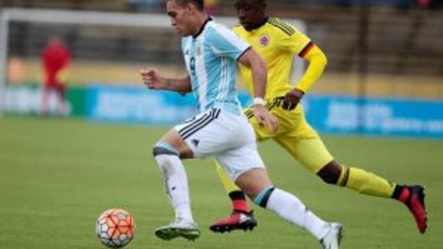 QUI17. QUITO (ECUADOR), 02/02/2017.- El jugador colombiano Harold Balanta (d) marca al argentino Lautaro Martu00ednez (i) hoy, jueves 2 de febrero de 2017, durante un partido entre Argentina y Colombia por el Sudamericano Sub'20 Ecuador 2017, en el estadio At