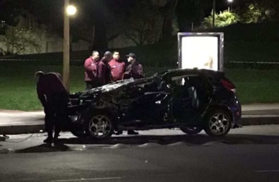 Un joven murió al volcar el auto que conducía frente a Plaza Francia
